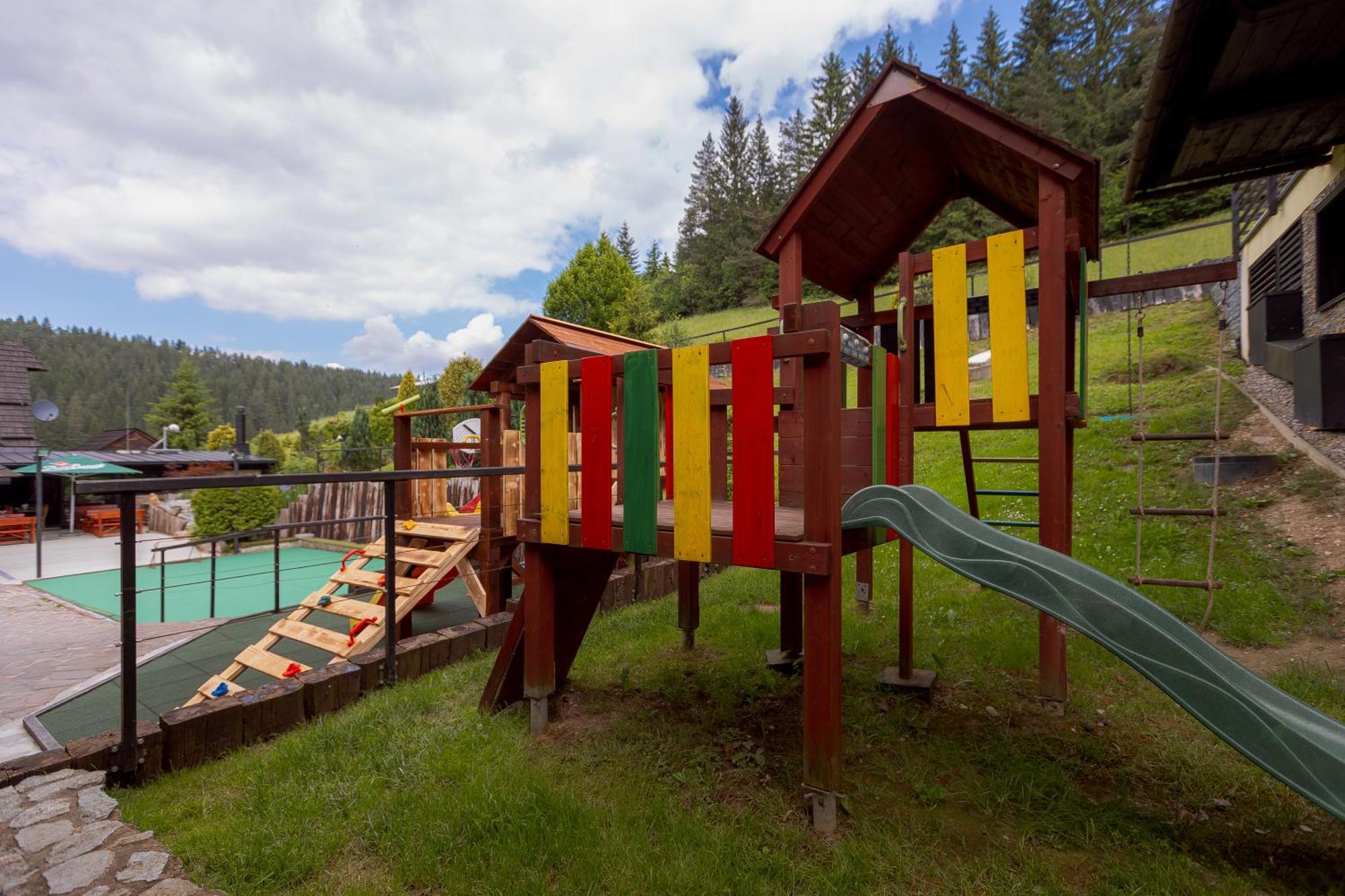 Wellness Rezort Janosikov Dvor Zázrivá Esterno foto